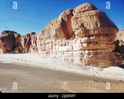 Deserto e colline strada di sabbia rocciosa, le montagne a Dahab, Mar Rosso Sinai Sud, Egitto Foto Stock