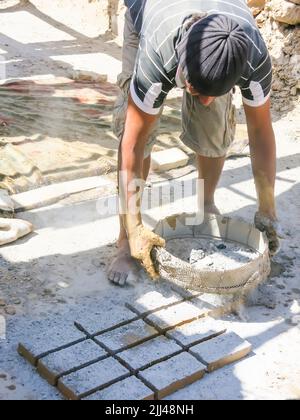 Produzione di mattoni nella città tunisina di Tozeur Foto Stock