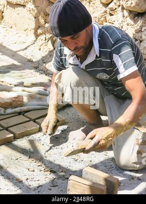 Produzione di mattoni nella città tunisina di Tozeur Foto Stock