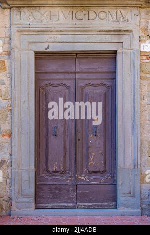 Antica porta d'ingresso con intemperie, ingresso laterale del Duomo di Cortona, Cortona, Toscana, Italia Foto Stock