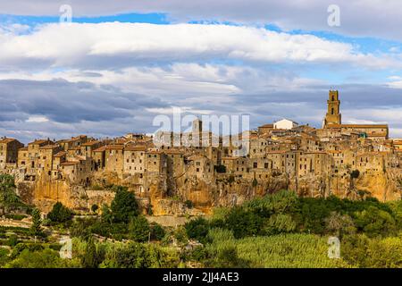 Vista panoramica della città medievale di Pitigliano, nuvole scure sopra, Pitigliano, Toscana, Italia Foto Stock