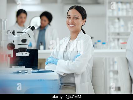 Ogni volta che hai bisogno di aiuto, ti troverai lì. Una giovane scienziata fidata nel suo laboratorio. Foto Stock