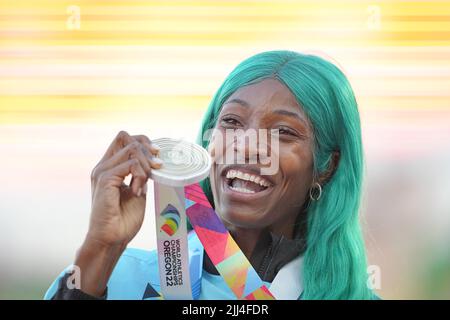 Eugene, Stati Uniti. 22nd luglio 2022. Atletica: Campionato del mondo, 400 metri, donne, finale: Shaunae Miller-Uibo delle Bahamas mostra la sua medaglia d'oro. Credit: Michael Kappeler/dpa/Alamy Live News Foto Stock