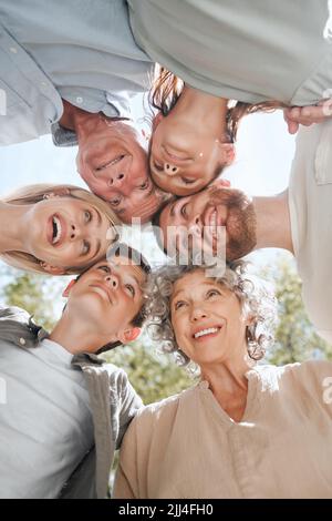 Niente è più importante della famiglia: Una famiglia multigenerazionale che si riunisce in un huddle. Foto Stock