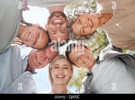 Ci apprezziamo a vicenda: Una famiglia multigenerazionale che si riunisce in un huddle. Foto Stock