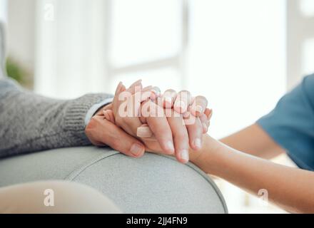 intenzioni chiare e gentili per i suoi pazienti, un medico irriconoscibile che offre il loro sostegno paziente in un momento difficile. Foto Stock