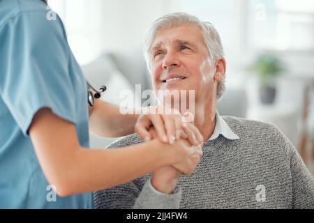 La sua paura, ma la rende migliore. Un medico irriconoscibile che offre il loro sostegno paziente in un momento difficile. Foto Stock