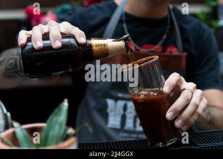 Barista che prepara una birra con un dispenser di birra Foto stock - Alamy