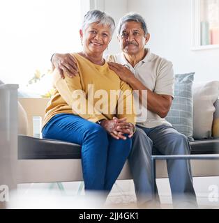 C'è ancora il mio numero uno, una coppia anziana che si rilassa a casa. Foto Stock