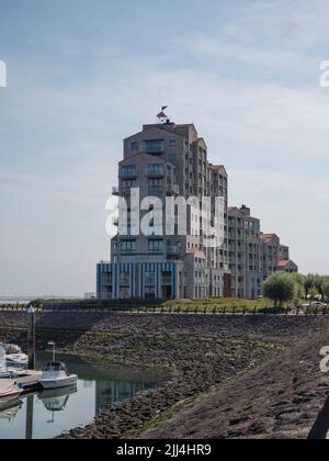 Breskens, Olanda, 18 luglio 2022, lato del complesso di appartamenti Port Scaldis al porto turistico Breskens foto scattata verticalmente Foto Stock