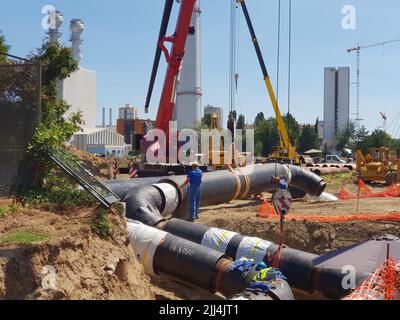 Sito di ricostruzione della pipeline dell'impianto di teleriscaldamento e sostituzione di vecchie tubazioni con nuove. Foto Stock