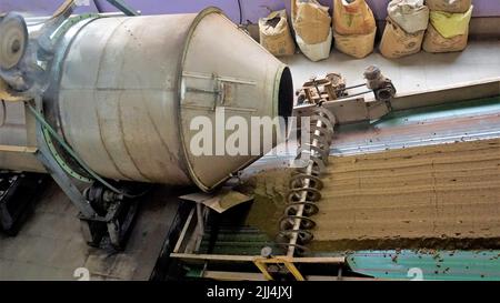 Ooty,Tamilnadu,India-Aprile 30 2022: Linea di assemblaggio di lavorazione delle foglie di tè da macchine da materie prime foglie a tè finito potere. Le foglie sono t Foto Stock