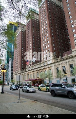 CHICAGO, ILLINOIS, STATI UNITI d'AMERICA - 12 Maggio 2018: Vista esterna dell'Hilton Chicago. Foto Stock