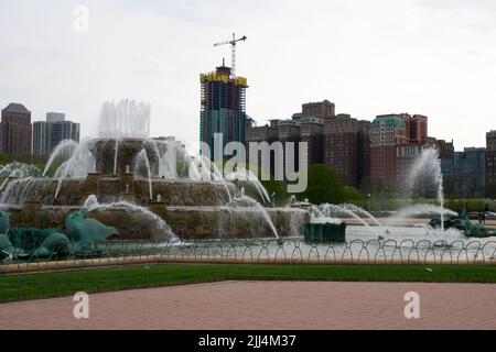 CHICAGO, ILLINOIS, STATI UNITI d'AMERICA - 12 maggio 2018: Buckingham Fountain è una fontana a 3 piani con luci e spettacoli acquatici a Grant Park, costruita nel 1927 Foto Stock