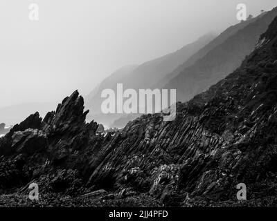 Le rocce frastagliate e seghettate della costa rocciosa di Tsisikamma Foto Stock