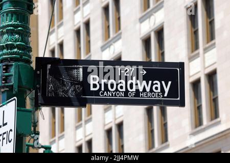 Broadway, Canyon of Heroes Street segno in Lower Manhattan, New York. Dipartimento dei Trasporti, New York. Foto Stock