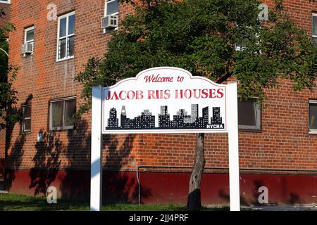 Segnaletica per New York City Housing Authority Jacob Riis Houses nel quartiere Lower East Side di Manhattan, New York, NY Foto Stock