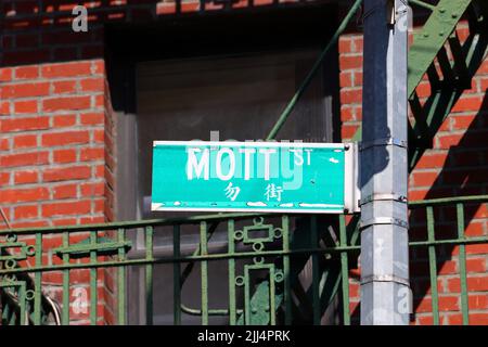 Cartello stradale Mott St 勿街 a Manhattan, Chinatown, New York. Segnale di Mott Street Foto Stock