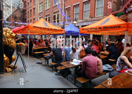 Dopo aver lavorato a Stone Street con i suoi numerosi ristoranti, ristoranti all'aperto e birreria all'aperto nel quartiere finanziario di Lower Manhattan, New York Foto Stock