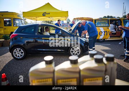 Hazeldonk, Paesi Bassi. 23rd luglio 2022. 2022-07-23 08:52:13 HAZELDONK - i villeggianti hanno la loro auto controllato al confine con il Belgio per un controllo finale di vacanza ANWB della macchina, caravan o rimorchio pieghevole. ANP PHIL NIJHUIS netherlands out - belgium out Credit: ANP/Alamy Live News Foto Stock