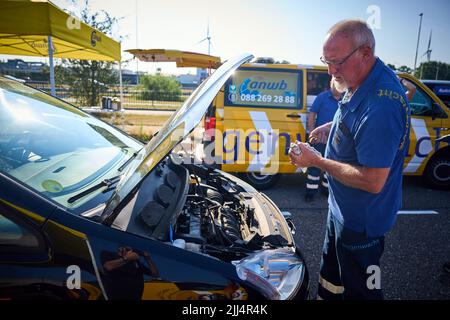 Hazeldonk, Paesi Bassi. 23rd luglio 2022. 2022-07-23 09:00:50 HAZELDONK - i villeggianti hanno la loro auto controllato al confine con il Belgio per un controllo finale di vacanza ANWB della macchina, caravan o rimorchio pieghevole. ANP PHIL NIJHUIS netherlands out - belgium out Credit: ANP/Alamy Live News Foto Stock