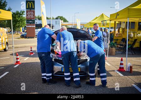 Hazeldonk, Paesi Bassi. 23rd luglio 2022. 2022-07-23 08:57:18 HAZELDONK - i villeggianti hanno la loro auto controllato al confine con il Belgio per un controllo finale di vacanza ANWB della macchina, caravan o rimorchio pieghevole. ANP PHIL NIJHUIS netherlands out - belgium out Credit: ANP/Alamy Live News Foto Stock