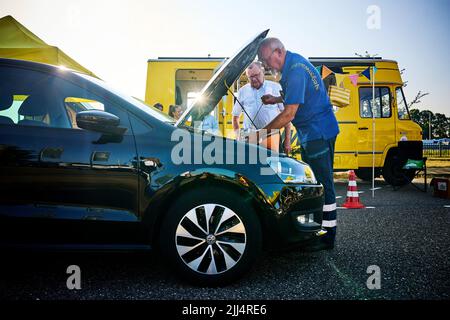 Hazeldonk, Paesi Bassi. 23rd luglio 2022. 2022-07-23 08:24:33 HAZELDONK - i villeggianti hanno la loro auto controllato al confine con il Belgio per un controllo finale di vacanza ANWB della macchina, caravan o rimorchio pieghevole. ANP PHIL NIJHUIS netherlands out - belgium out Credit: ANP/Alamy Live News Foto Stock