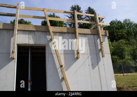 Ringhiera su un cantiere per proteggere i lavoratori dalla caduta Foto Stock