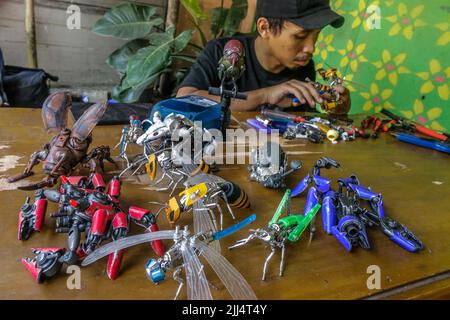 Yusuf utilizza i beni usati in robot in miniatura con personaggi animali ispirati al film Transformers Foto Stock