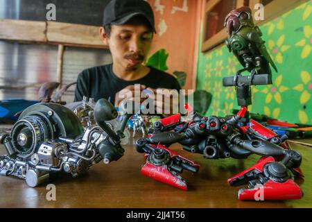 Yusuf utilizza i beni usati in robot in miniatura con personaggi animali ispirati al film Transformers Foto Stock