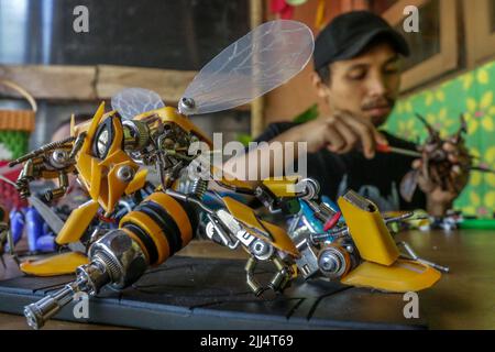 Yusuf utilizza i beni usati in robot in miniatura con personaggi animali ispirati al film Transformers Foto Stock