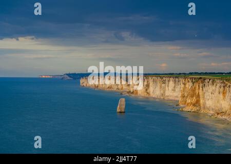 Belle scogliere della Normandia illuminate dal sole Foto Stock