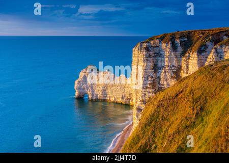 Belle scogliere della Normandia illuminate dal sole Foto Stock