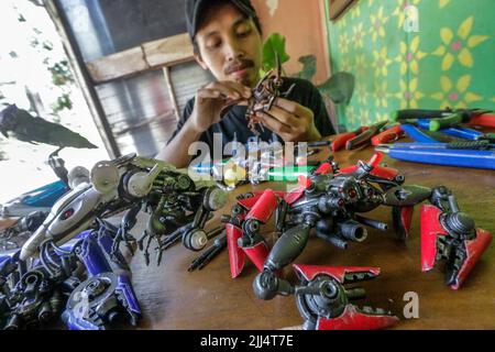 Yusuf utilizza i beni usati in robot in miniatura con personaggi animali ispirati al film Transformers Foto Stock