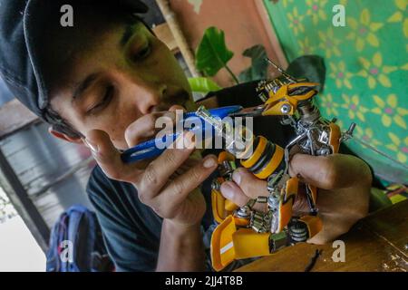 Yusuf utilizza i beni usati in robot in miniatura con personaggi animali ispirati al film Transformers Foto Stock