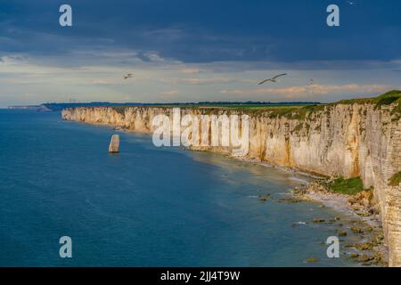 Belle scogliere della Normandia illuminate dal sole Foto Stock