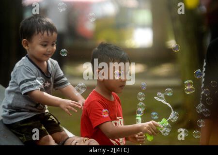 Tangerang sud, Indonesia. 23rd luglio 2022. I ragazzi si divertono con le bolle di sapone al Bumi Serpong Damai City Park a South Tangerang, provincia di Banten, Indonesia, 23 luglio 2022. L'Indonesia celebra la Giornata nazionale dei bambini il 23 luglio di ogni anno. Credit: Agung Kuncahya B./Xinhua/Alamy Live News Foto Stock