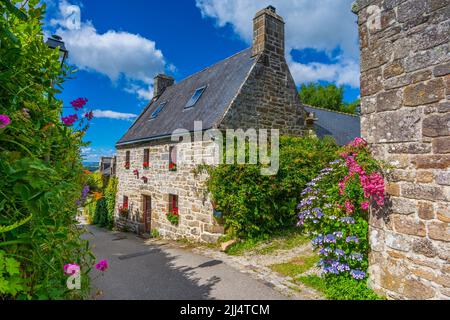 Case tipiche in pietra nel villaggio bretone di Locronan (Francia) Foto Stock