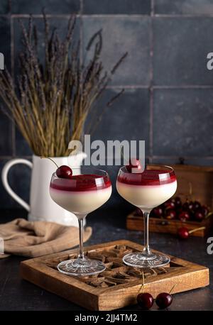 Fotografia alimentare di panna cotta, dessert, mousse, ciliegia Foto Stock
