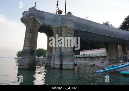 Friedrichshafen, Germania. 22nd luglio 2022. A causa del basso livello dell'acqua nel lago di Costanza, ci sono i primi problemi nel traffico marittimo. Anche il record di acqua bassa per la stagione potrebbe presto cadere. (A dpa 'l'acqua bassa sul lago di Costanza causa i primi problemi per le navi') credito: Andreas Rosar/dpa/Alamy Live News Foto Stock