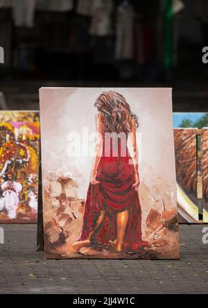 Galle, Sri Lanka - 06 11 2022: Mostra di dipinti ad olio su Galle Fort Street. Splendida pittura di una ragazza con una crema rossa al centro. Foto Stock