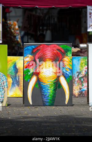 Galle, Sri Lanka - 06 11 2022: Mostra di dipinti ad olio su Galle Fort Street. Un dipinto colorato di una testa di elefante. Foto Stock