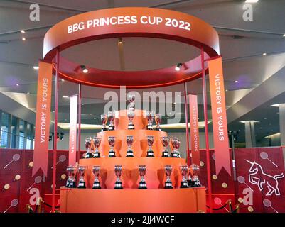 Luglio 22, 2022. Mostra di coppe trofei da vincere all'evento sportivo di tennis e badminton 'BBG Princess Cup 2022' dove i partecipanti gareggiano per vincere il trofeo di sua altezza reale principessa Maha Chakri Sirindhorn al Royal Paragon Hall, Siam Paragon Shopping Center, Pathumwan District, Bangkok, Thailandia, Asia. Foto Stock