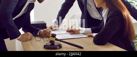 Gruppo di avvocati che lavorano con documenti e stipulano contratti e accordi notarili Foto Stock