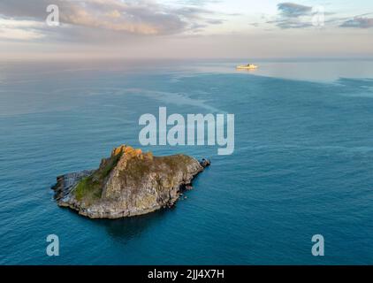 Torbay, Regno Unito. 22nd luglio 2022. La Royal Norwegian Navy's KMN Maud al largo della costa Devon da Thatcher Rock. HNoMS Maud. Credit: Thomas Faull/Alamy Live News Foto Stock