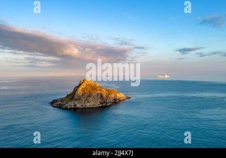 Torbay, Regno Unito. 22nd luglio 2022. La Royal Norwegian Navy's KMN Maud al largo della costa Devon da Thatcher Rock. HNoMS Maud. Credit: Thomas Faull/Alamy Live News Foto Stock