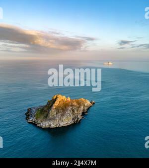 Torbay, Regno Unito. 22nd luglio 2022. La Royal Norwegian Navy's KMN Maud al largo della costa Devon da Thatcher Rock. HNoMS Maud. Credit: Thomas Faull/Alamy Live News Foto Stock