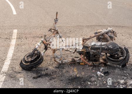 Newburn Inghilterra: 16.06.2022: Motocicletta rubata messa a fuoco bruciato e abbandonato su Industrial estate Road Foto Stock