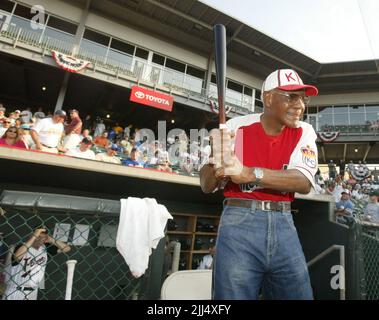 Kansas City, Stati Uniti. 18th luglio 2006. In questa foto di archivio, Buck o'Neil, a 94, si prepara per il suo turno a bat durante il gioco All-Star della Lega Nord il 18 luglio 2006, a Kansas City, Mo. (Foto di Mike Ransdell/The Kansas City Star/TNS/Sipa USA) credito: Sipa USA/Alamy Live News Foto Stock