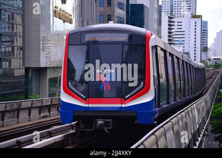 Uno Skytrain BTS arriva alla stazione di sala Daeng sulla linea Silom nel distretto di Bang Rak, Bangkok, Thailandia, Asia Foto Stock